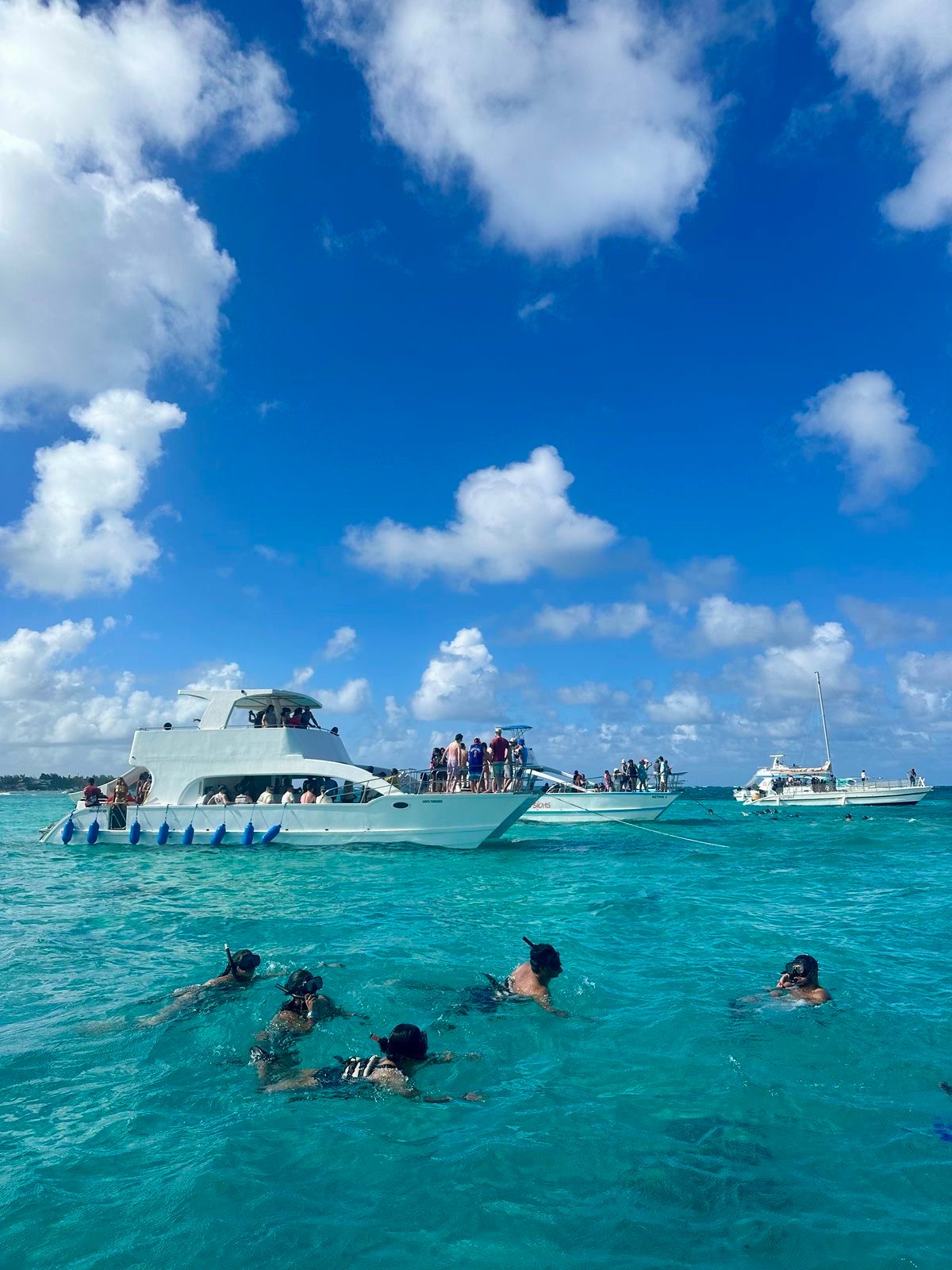 Aguas turquesas y parada de baño durante la excursión a Saona